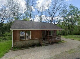 13350 Ferncliff Rd in Adamsville, OH - Building Photo