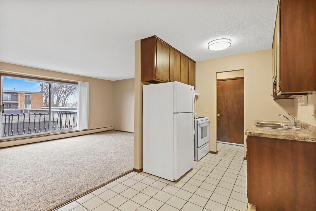 Wexford Commons Apartments in Minneapolis, MN - Building Photo