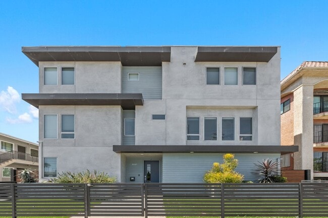 property at 3623 1/2 S Centinela Ave
