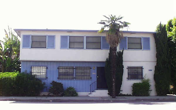 1736 S Robertson Blvd in Los Angeles, CA - Building Photo