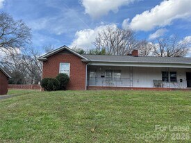 1047 E Main St in Albemarle, NC - Building Photo