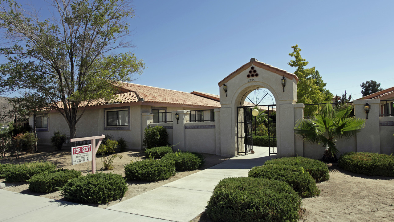 The Chelsey Court Apartments in Yucca Valley, CA - Foto de edificio