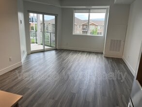 3642 Mission Springs Dr in Kelowna, BC - Building Photo - Building Photo
