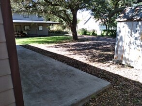 411 Rowlett Ave, Unit Apt. 3 in Sinton, TX - Building Photo - Building Photo