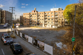 4825 De La Côte-Saint-Luc Ch in Montréal, QC - Building Photo - Building Photo