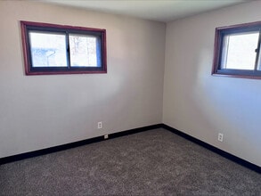 1135 Saxe Ave in Cuyahoga Falls, OH - Foto de edificio - Building Photo