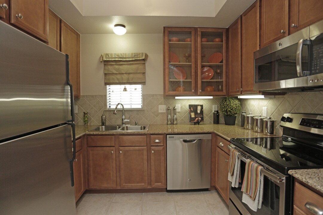 Estancia Townhomes in Dallas, TX - Foto de edificio
