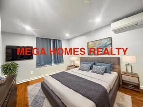 2562 37th St, Unit 3 in Astoria, NY - Foto de edificio - Building Photo