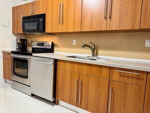 3000 S Ocean Dr, Unit 1422 in Hollywood, FL - Building Photo - Building Photo