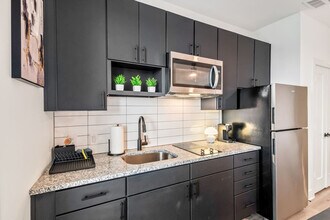 701 Richmond Ave. in Houston, TX - Foto de edificio - Building Photo