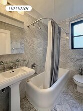 210 E 68th St in New York, NY - Building Photo - Building Photo