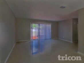 7302 Barry Rd in Tampa, FL - Building Photo - Building Photo