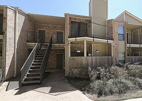 8100 Cambridge St in Houston, TX - Building Photo