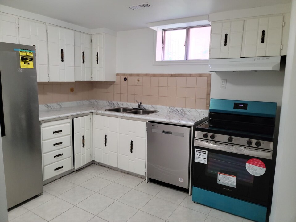 176 Conlins Rd in Toronto, ON - Building Photo