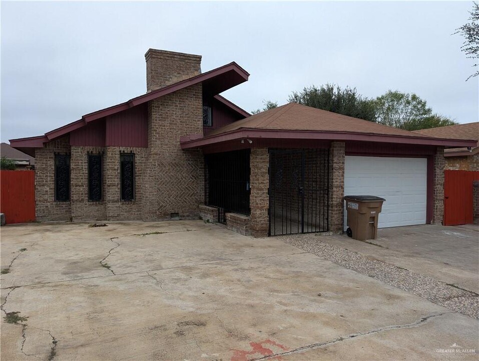 10 S 20th Ave in Edinburg, TX - Building Photo