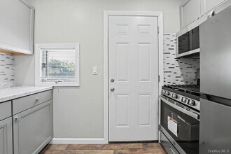 7 S Atlantic St in Bay Shore, NY - Foto de edificio - Building Photo