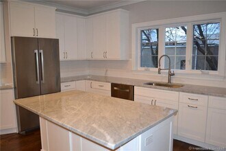 2160 Kings Hwy in Fairfield, CT - Building Photo - Building Photo