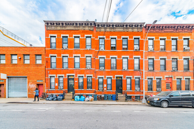 3134 Greenpoint Ave