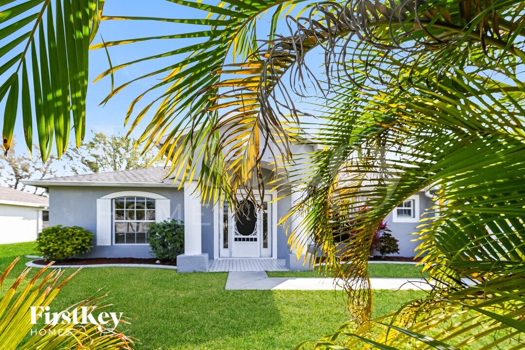 3737 SW 1st Pl in Cape Coral, FL - Building Photo