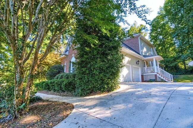411 Hogan Woods Cir in Chapel Hill, NC - Building Photo - Building Photo