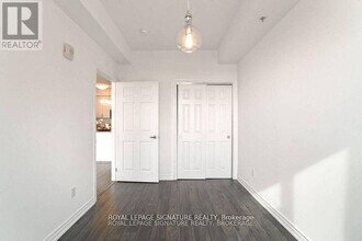 2490 Old Bronte Rd in Oakville, ON - Building Photo - Building Photo