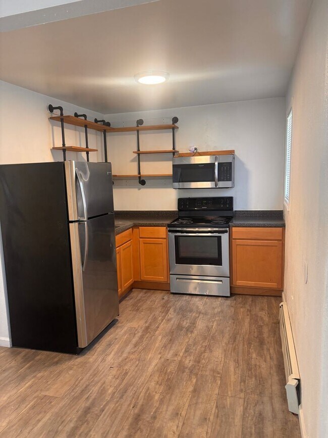 3604 Oregon Dr in Anchorage, AK - Building Photo - Building Photo