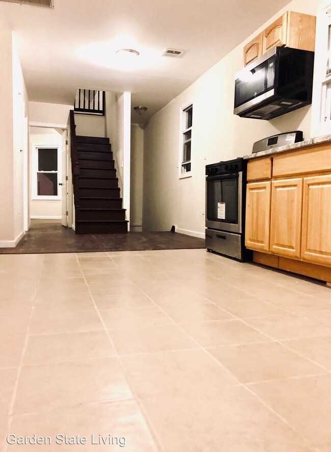 255 S 19th St-Unit -Unit 2 in Newark, NJ - Building Photo - Building Photo