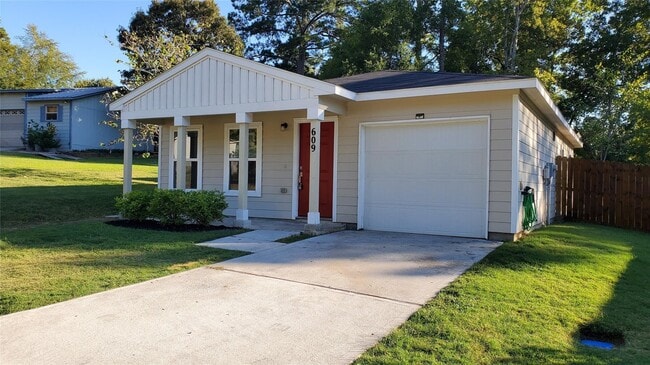 609 Cedar Point Dr in Livingston, TX - Building Photo - Building Photo