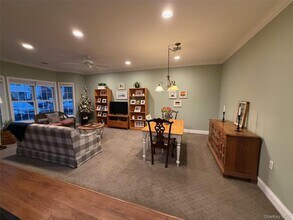 117 Pond View Dr in Port Washington, NY - Building Photo - Building Photo