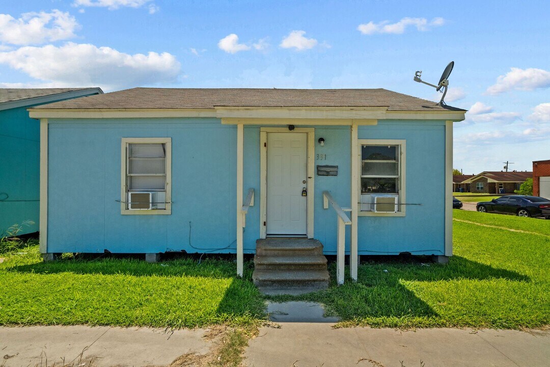 331 9th St N in Texas City, TX - Building Photo
