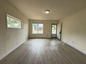319 15th Ave SE in Albany, OR - Building Photo - Building Photo