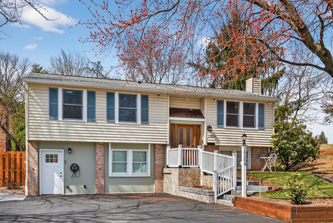 19204 Saint Johnsbury Ln in Germantown, MD - Building Photo