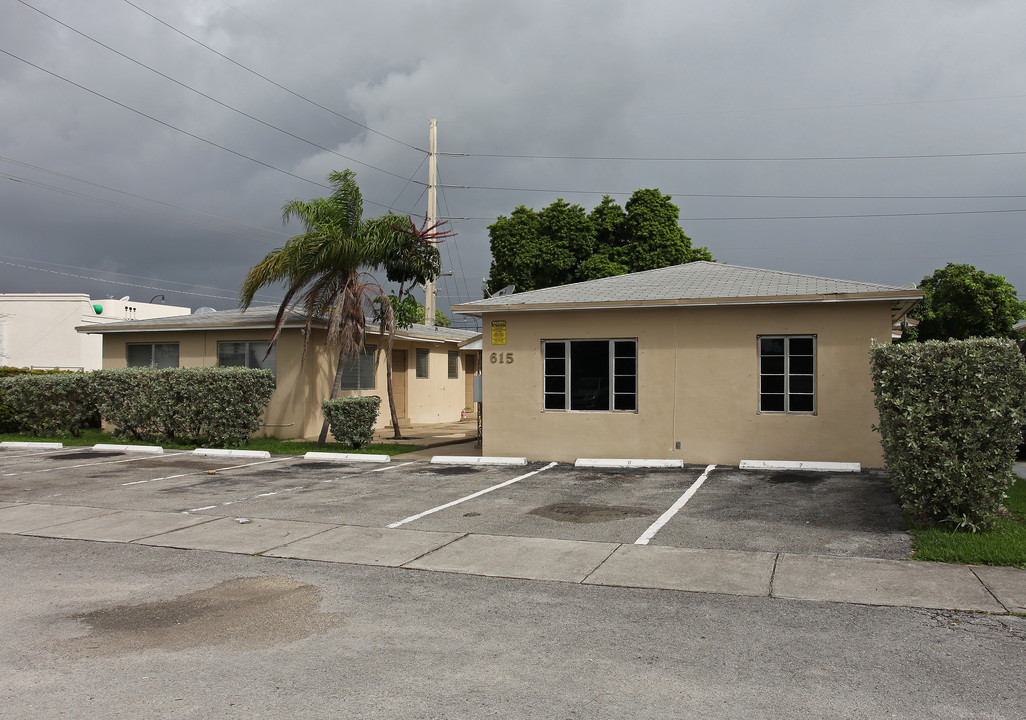 615 NE 7th St in Hallandale Beach, FL - Building Photo