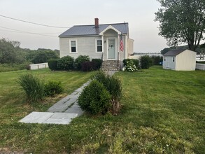 46 Flintstone Rd in Narragansett, RI - Building Photo - Building Photo