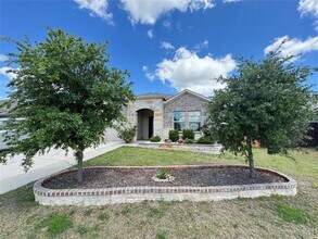 105 Pearland St in Hutto, TX - Building Photo - Building Photo