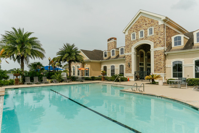 Lakeside Pointe Apartments & Townhomes in Pearland, TX - Building Photo - Building Photo