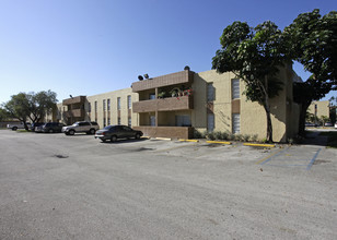 Village Park Apartments in Hialeah, FL - Building Photo - Building Photo