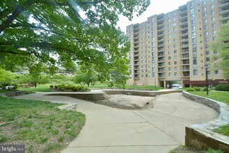 4600 S Four Mile Run Dr in Arlington, VA - Foto de edificio - Building Photo