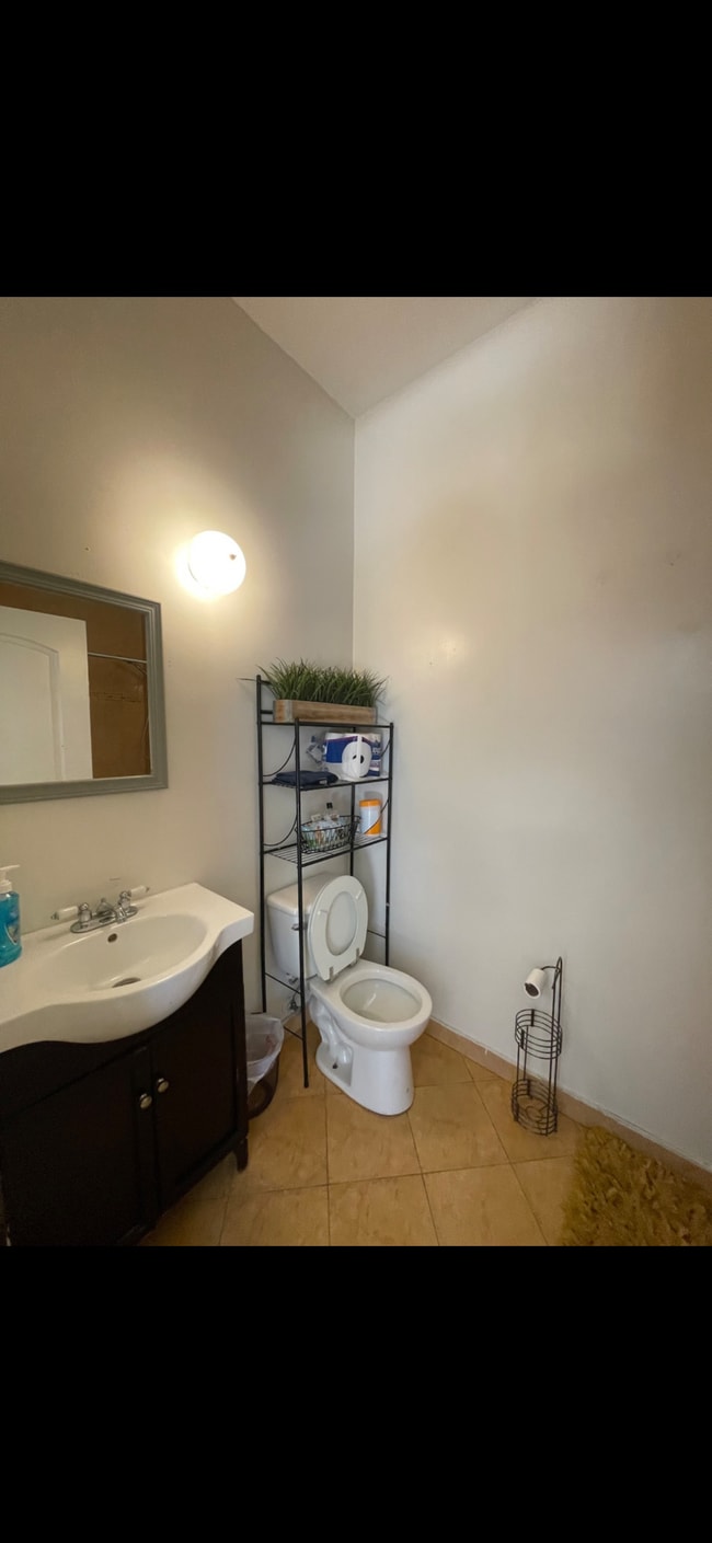 2421 Hunter St, Unit 1 in Los Angeles, CA - Building Photo - Building Photo