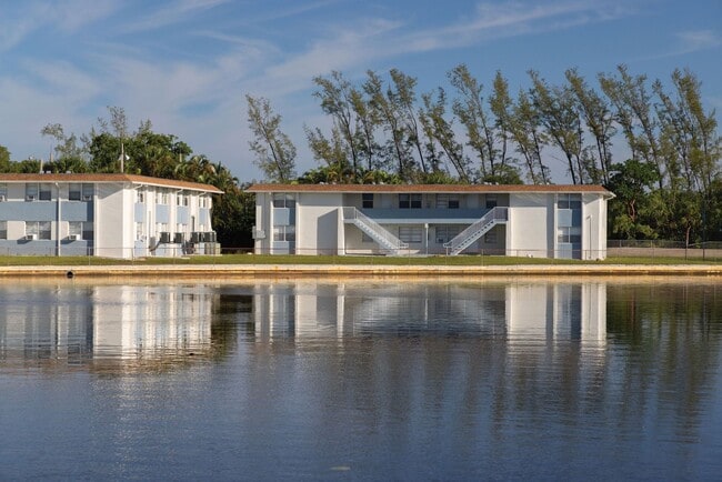 Stillwater Cove in Naples, FL - Foto de edificio - Building Photo