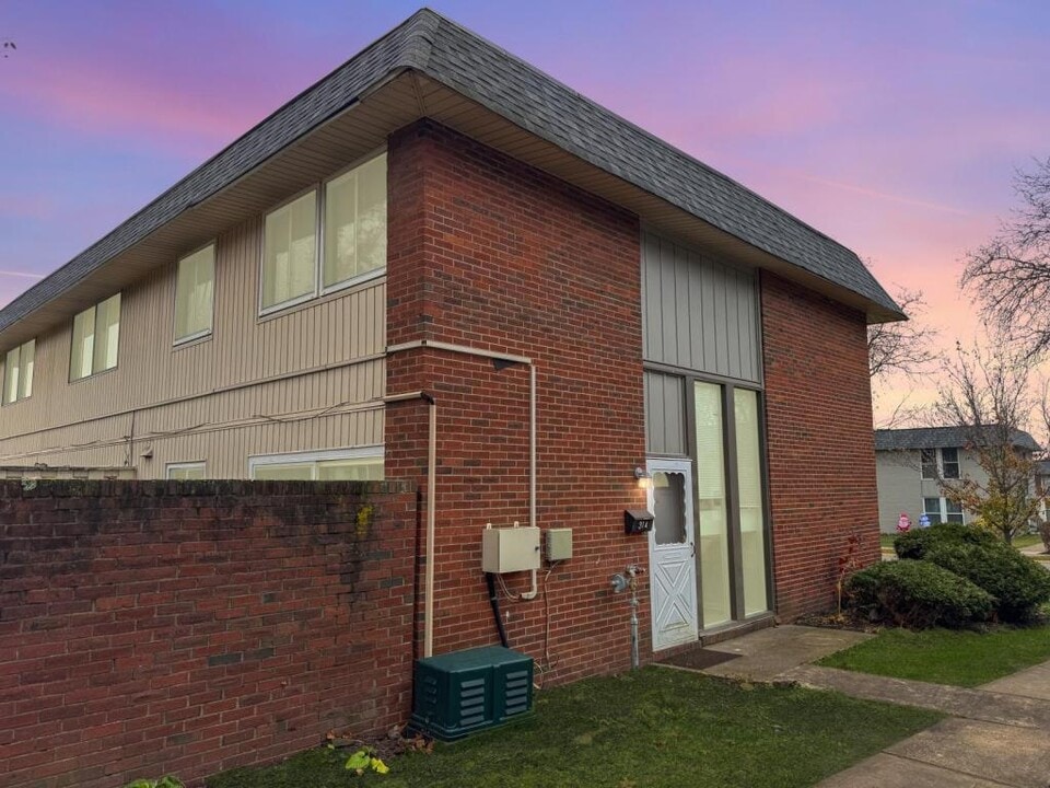 314 College Park Dr in Coraopolis, PA - Building Photo