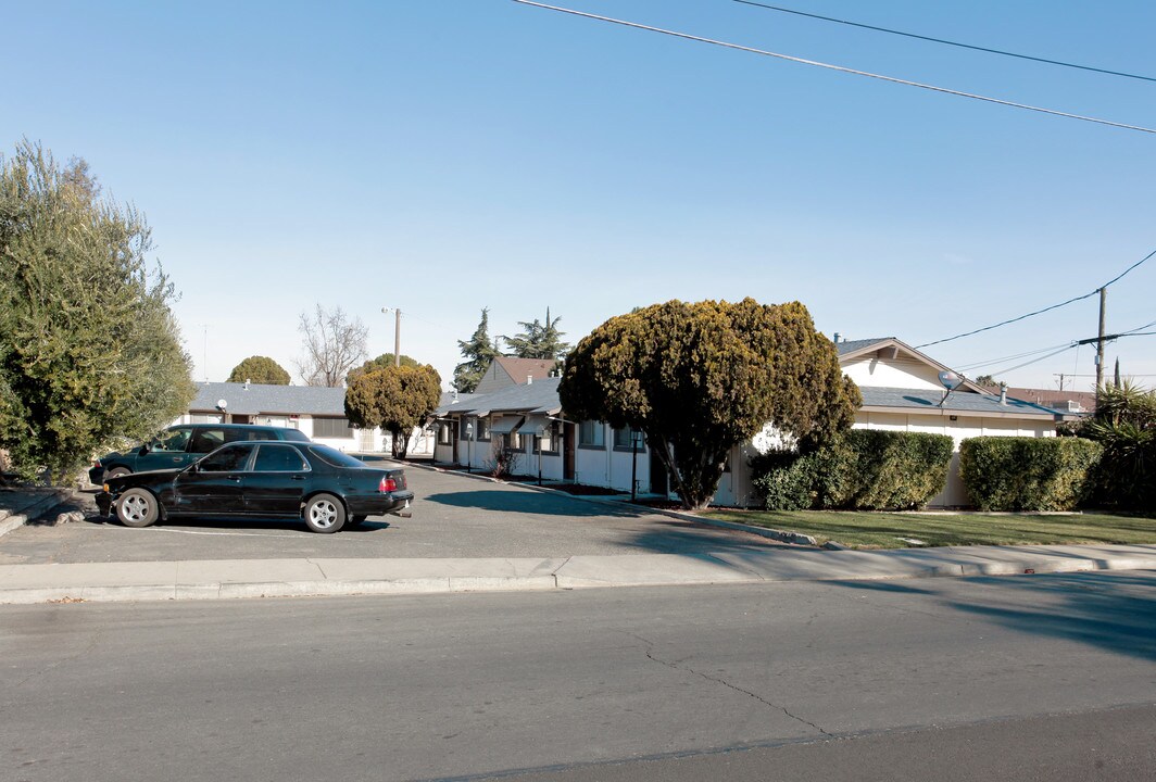 2617 Lawrence St in Ceres, CA - Foto de edificio