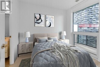 39-2439 Roehampton Ave in Toronto, ON - Building Photo - Building Photo
