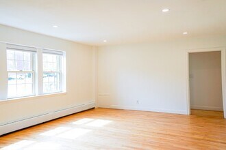 33 Hammond Pond Pkwy, Unit 2 in Newton, MA - Building Photo - Building Photo