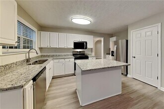 400 Manor Glen Dr in Suwanee, GA - Building Photo - Building Photo