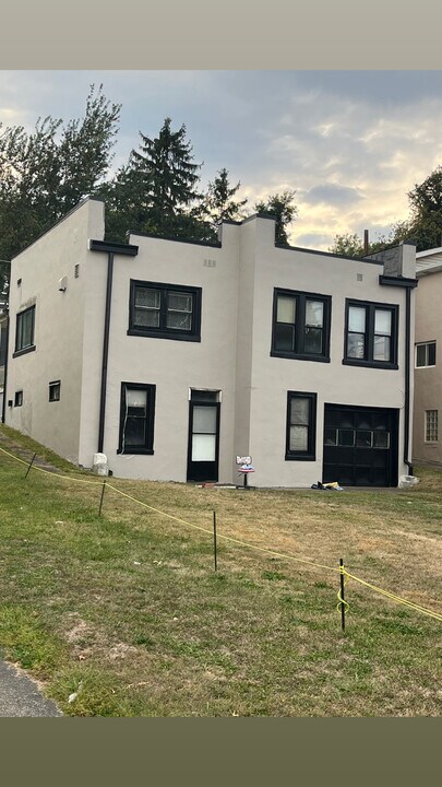 147 S 9th St in Connellsville, PA - Building Photo