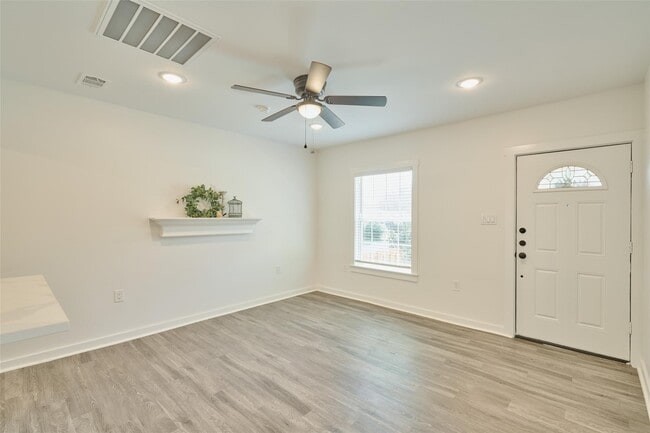 406 McPhail St in Tomball, TX - Building Photo - Building Photo