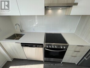 203-203 College St in Toronto, ON - Building Photo - Building Photo