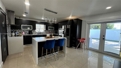 18525 NW 38th Ave in Miami Gardens, FL - Building Photo - Building Photo