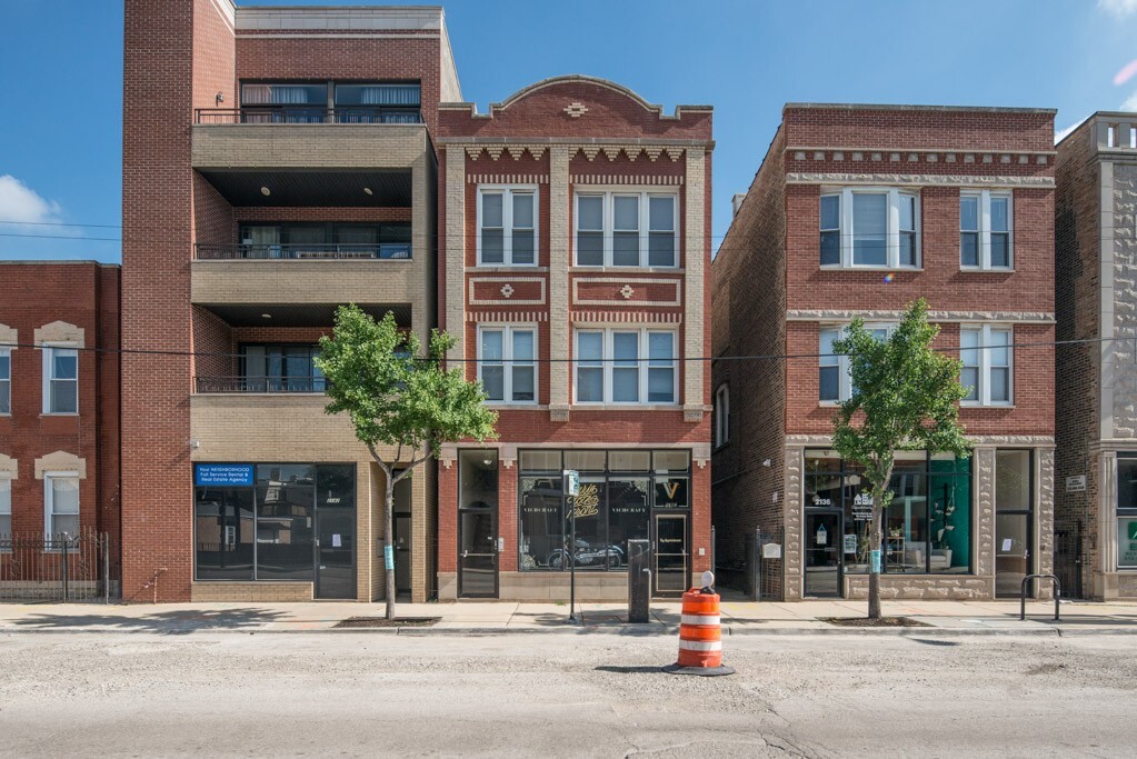 2138 W Chicago Ave in Chicago, IL - Building Photo